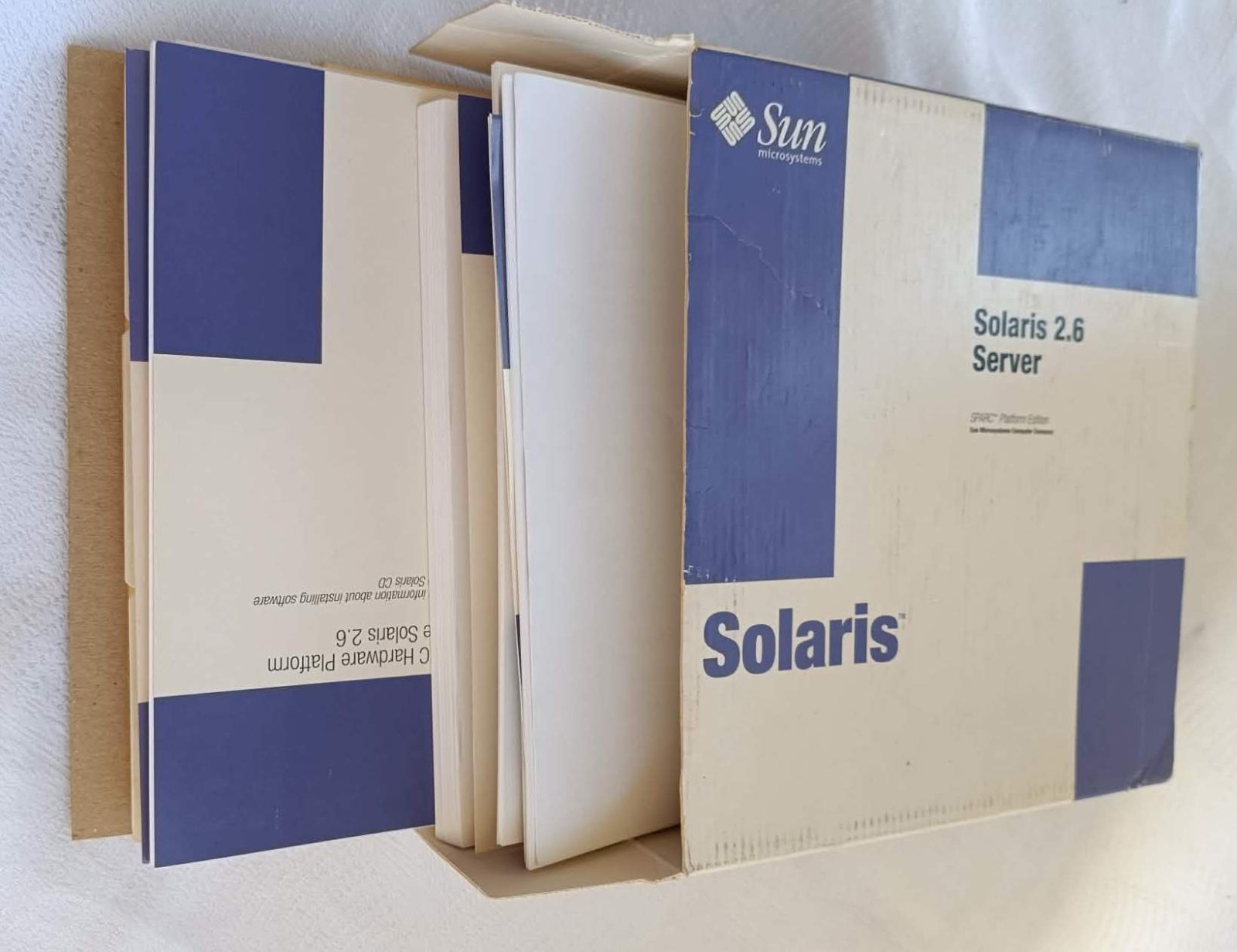 1997 SUN MICROSYSTEMS Solaris 2.6,_Many books and 4 CDs_used
