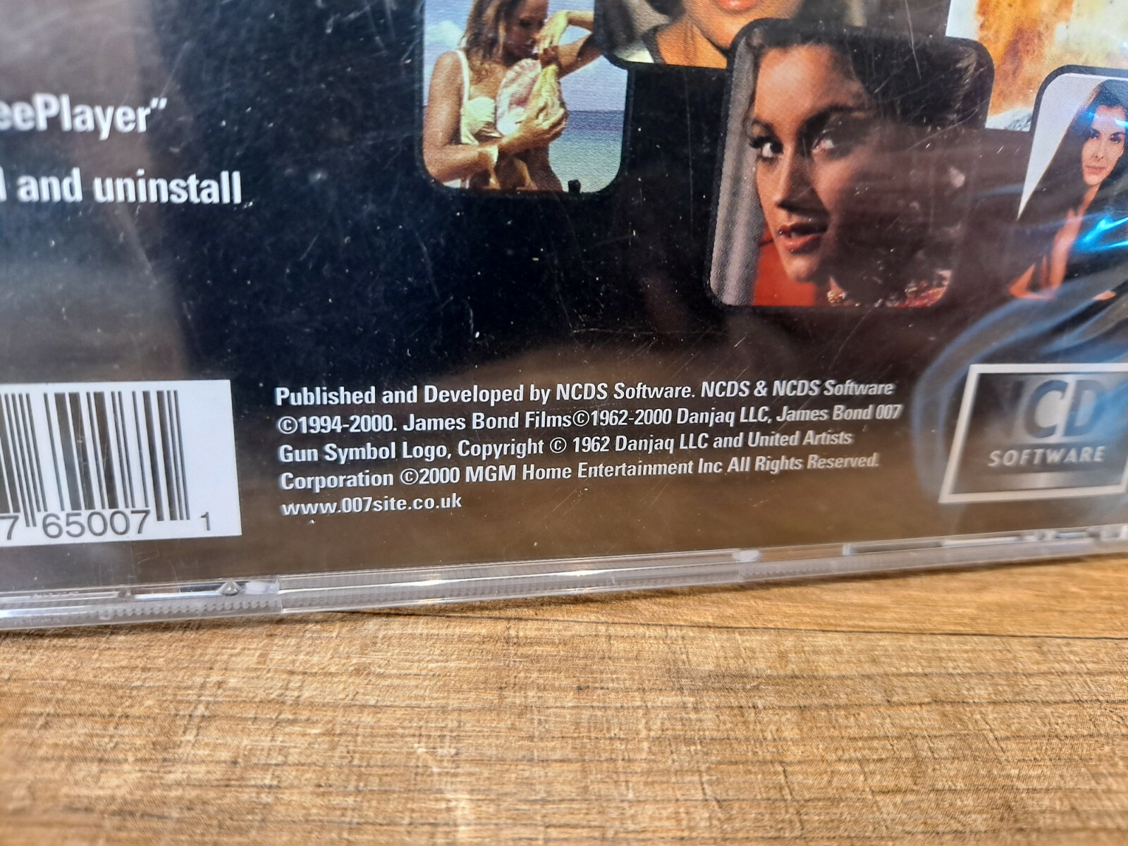 James Bond 007 Multimedia Screen Savers CD Girls Gadgets WinXP RARE New Sealed