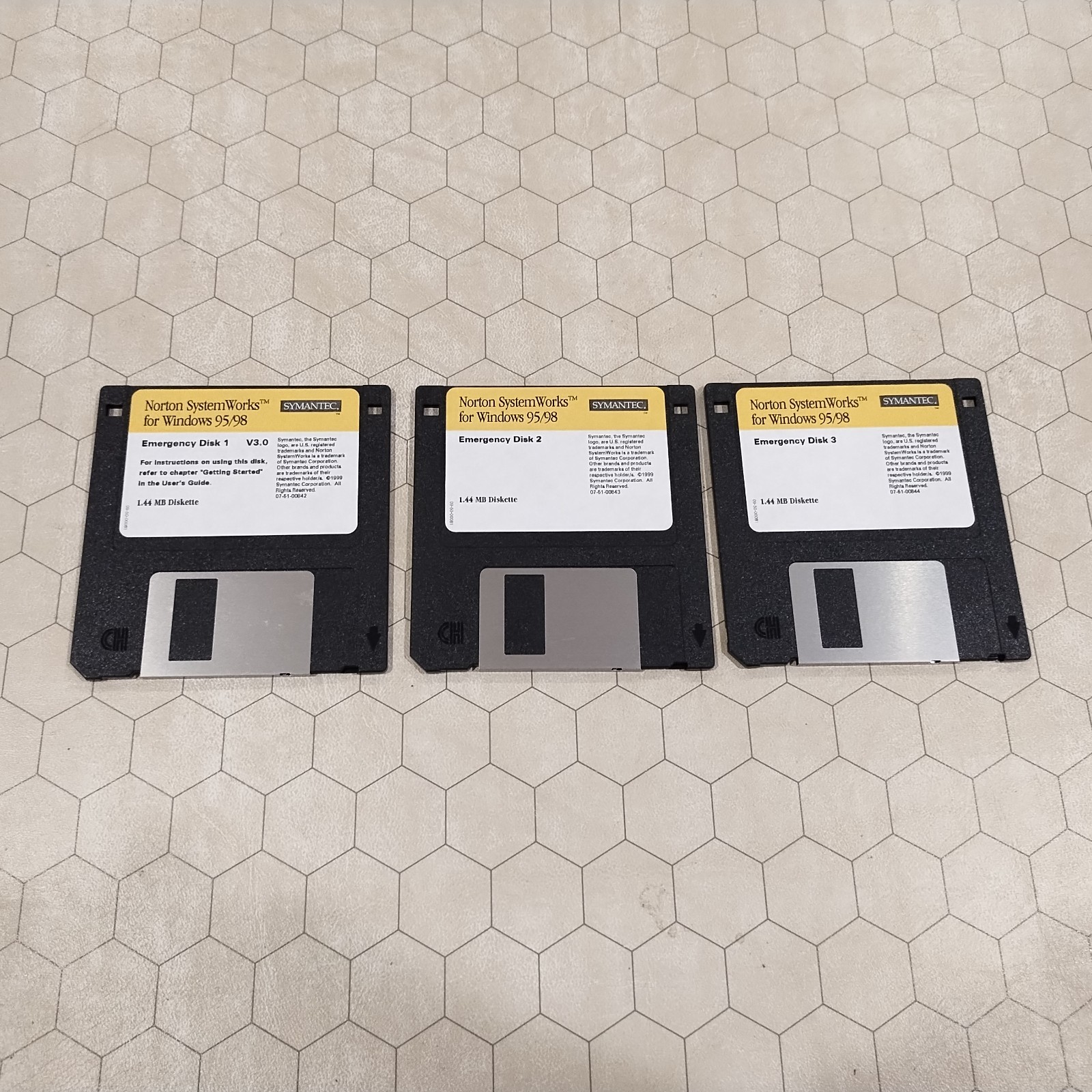 Norton SystemWorks 2000 Version 3.0, Symantec, Windows 95/98, 1999 3.5″ disks