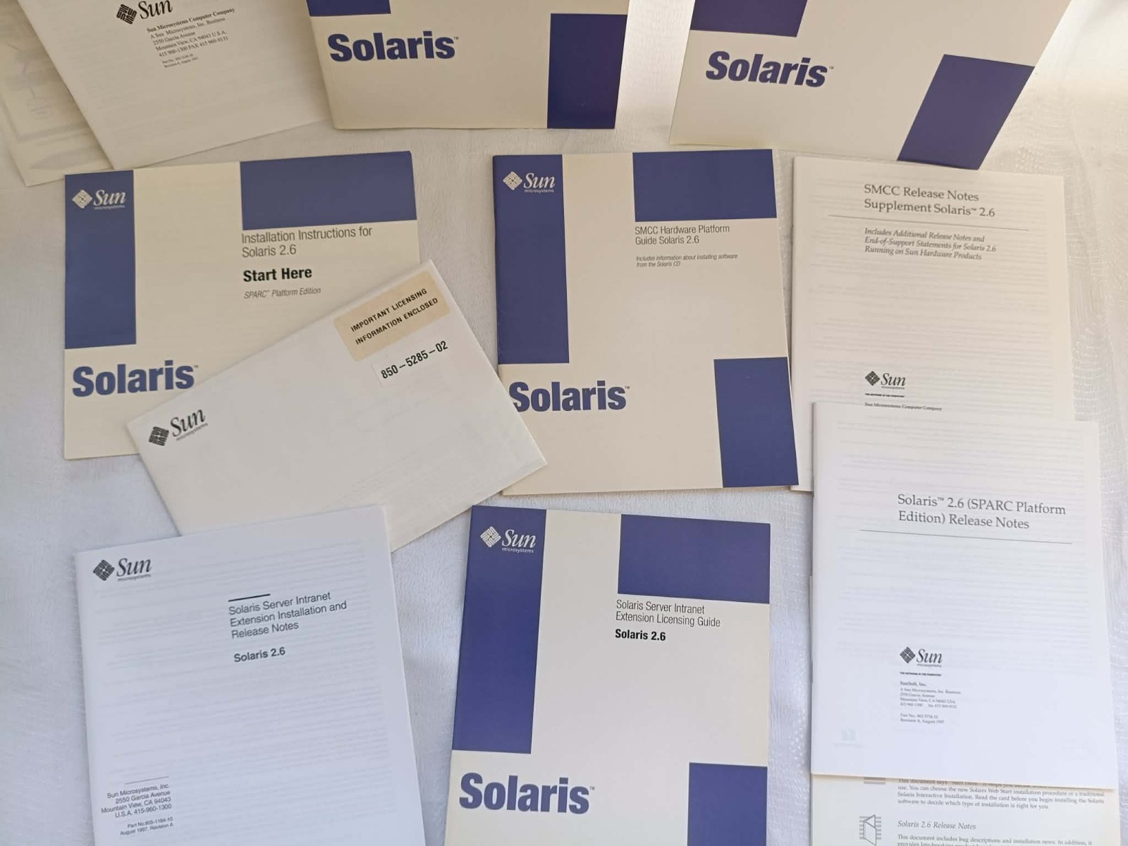 1997 SUN MICROSYSTEMS Solaris 2.6,_Many books and 4 CDs_used