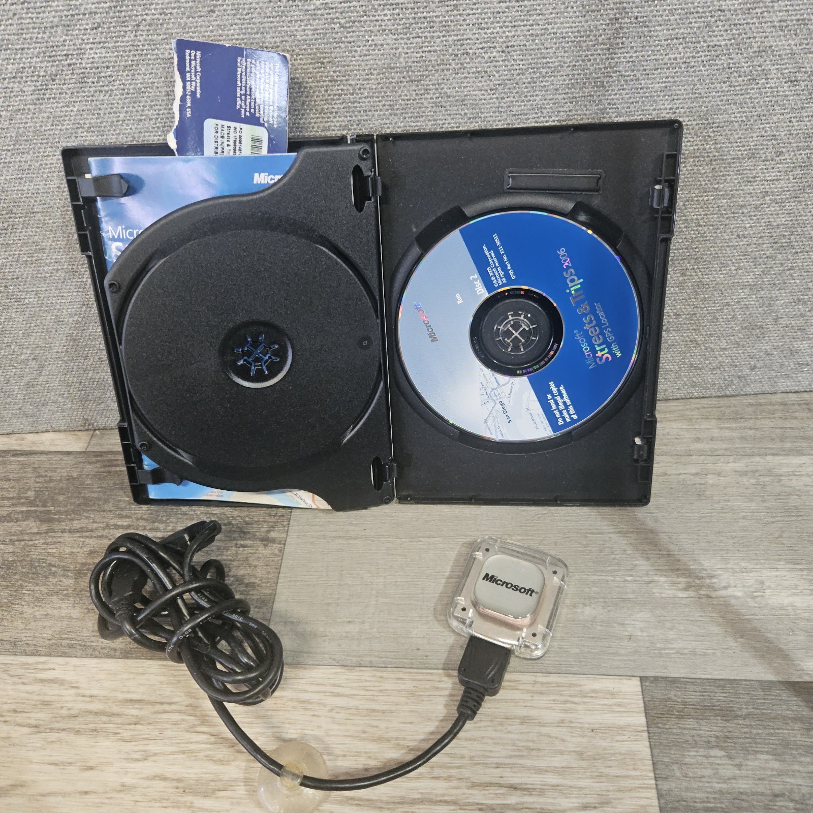 Microsoft Streets & Trips 2006 with GPS locator USB device – 2 CD in case + COA