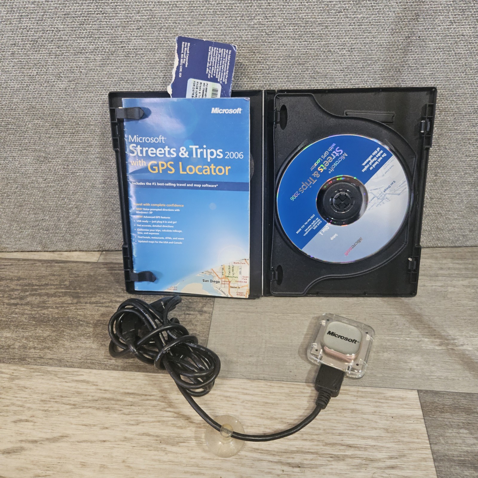 Microsoft Streets & Trips 2006 with GPS locator USB device – 2 CD in case + COA