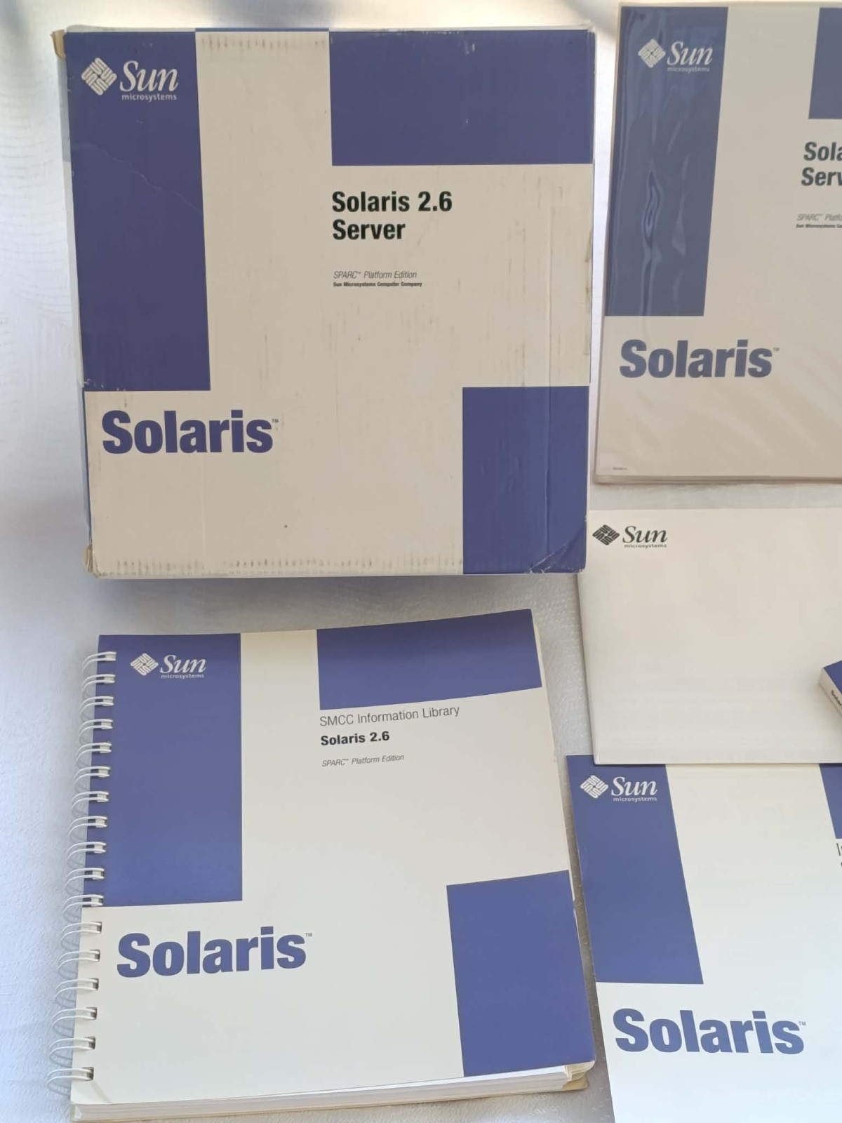 1997 SUN MICROSYSTEMS Solaris 2.6,_Many books and 4 CDs_used