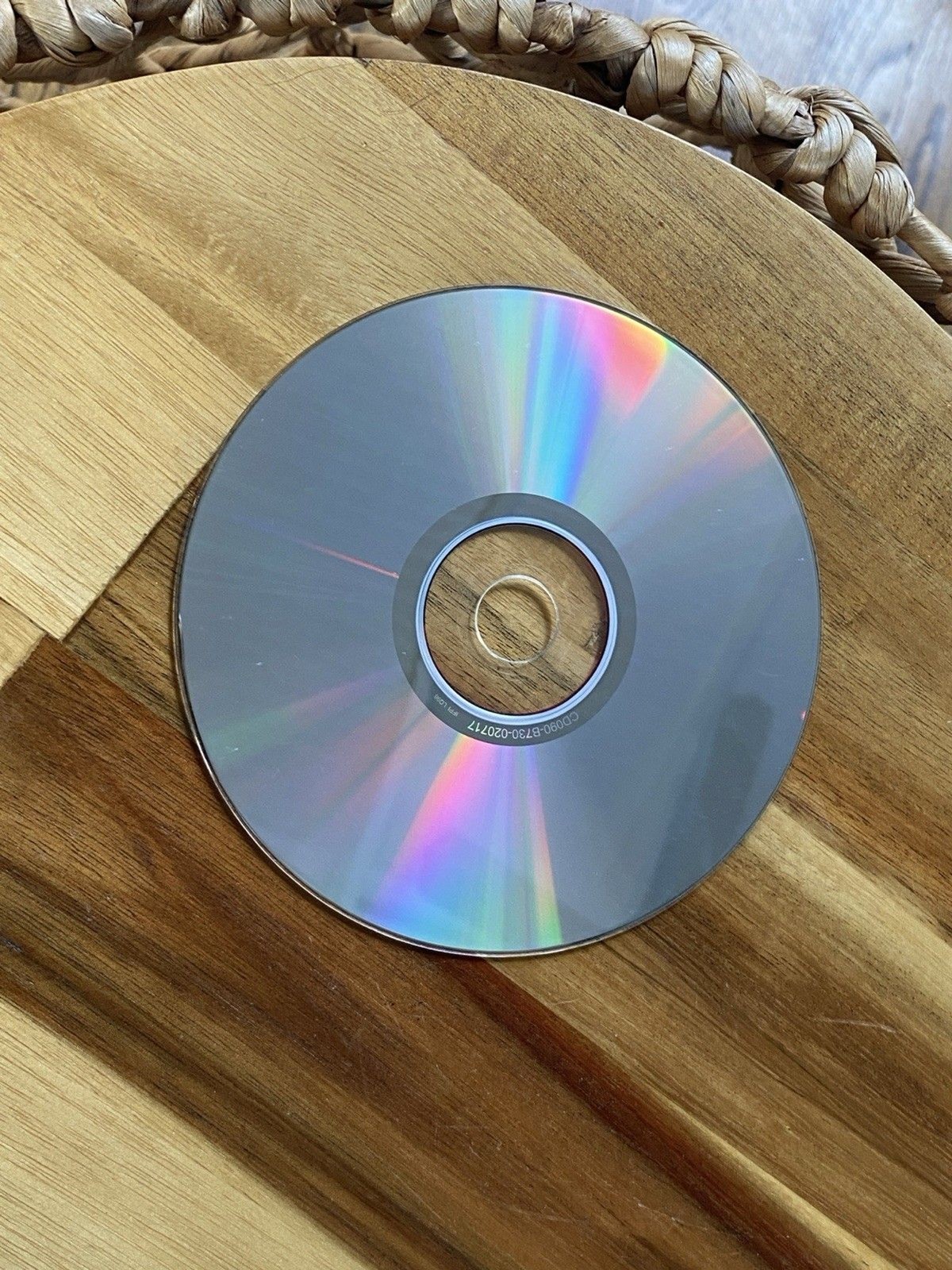 VIA Mainboard Utility and User’s Guide CD MB090 Ver.B7.3.0 CD-ROM Disc Windows