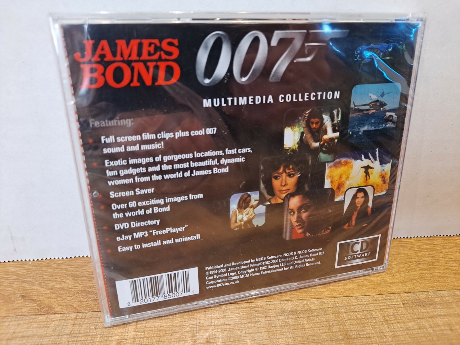 James Bond 007 Multimedia Screen Savers CD Girls Gadgets WinXP RARE New Sealed